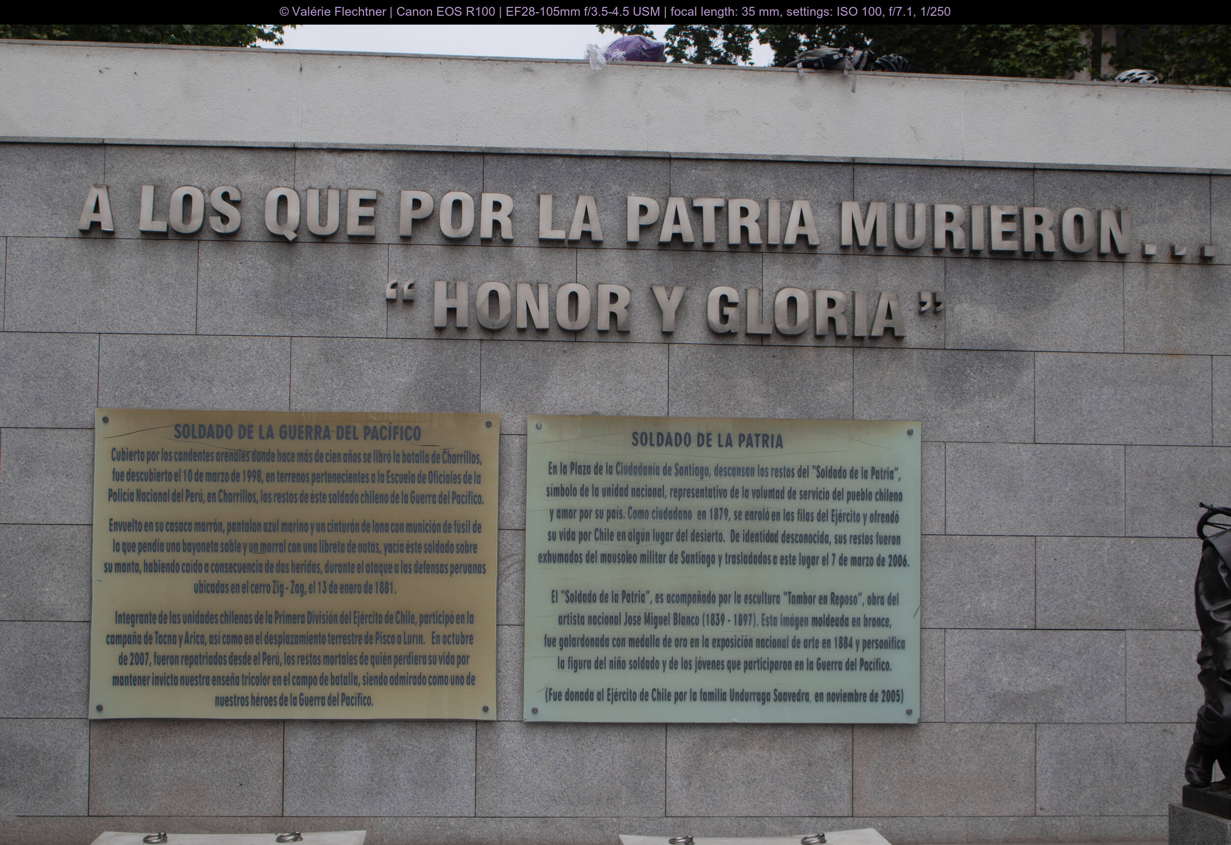 Denkstätte für die Soldaten, die für Chile gefallen sind. Der Pazifikkrieg (auf Deutsch auch Salpeterkrieg genannt) ereignete sich Ende des 19. Jahrhunderts. Chile eroberte damals grosse Gebiete im Norden, die davor zu Bolivien und Peru gehört hatten und reich an Salpeter sowie anderen Bodenschätzen (unter anderem Kupfer, Bor und Lithium) sind. Denkstätte für die Soldaten, die für Chile gefallen sind. Der Pazifikkrieg (auf Deutsch auch Salpeterkrieg genannt) ereignete sich Ende des 19. Jahrhunderts. Chile eroberte damals grosse Gebiete im Norden, die davor zu Bolivien und Peru gehört hatten und reich an Salpeter sowie anderen Bodenschätzen (unter anderem Kupfer, Bor und Lithium) sind.
